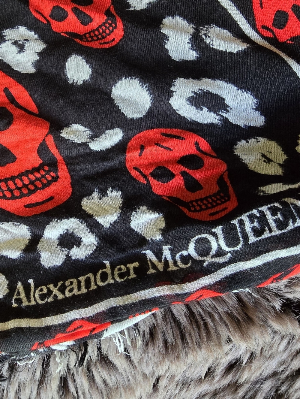 Alexander McQueen Black and Red Skull Print Scarf - Picture 4 of 6